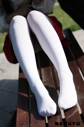 神楽坂真冬 少女と自然と白い靴下